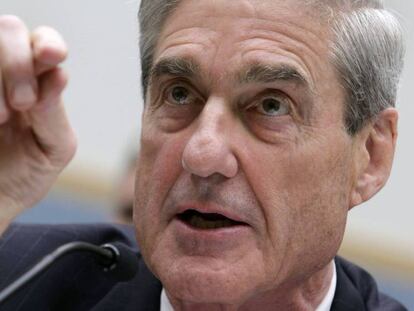 El fiscal especial, Robert Mueller, en una imagen de 2013. En vídeo, Paul Manafort se entrega al FBI.