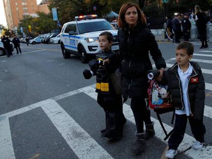 Una mujer recoge a sus hijos del colegio en medio de la escena del atentado. En vídeo, el momento en que es abatido el autor del ataque.
