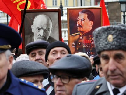 Un grupo de comunistas llevan los retratos de Lenin y Stalin durante una marcha en el plaza Roja de Moscú. En vídeo, la Revolución Rusa en dos minutos.