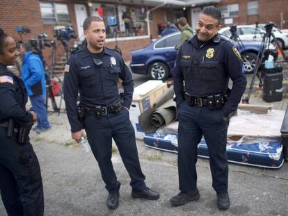 Agentes de policía frente al domicilio del sospechoso en Paterson, Nueva Jersey.