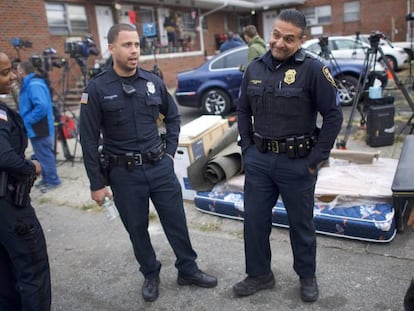 Agentes de policía frente al domicilio del sospechoso en Paterson, Nueva Jersey.