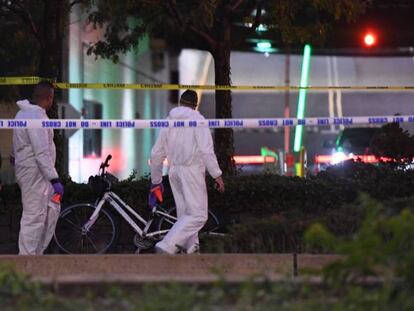 Fuerzas de seguridad revisan las bicicletas embestidas por el terrorista en el atentado de Manhattan.