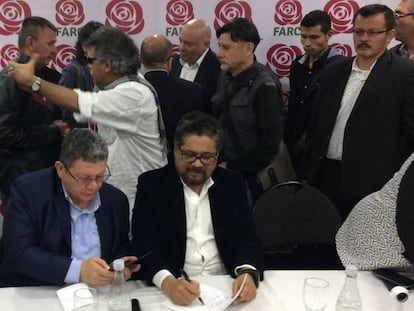 Iván Márquez (derecha), jefe de la delegación de paz de la FARC, este miércoles en Bogotá.