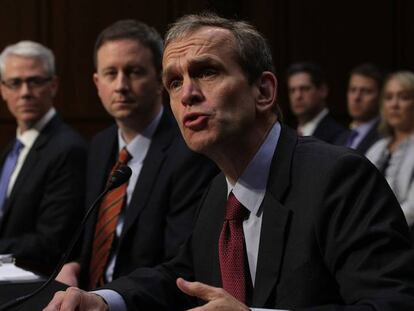 El vicepresidente y representante legal de Facebook, Colin Stretch; el de Twitter Sean Edgett, y el Google, Kent Walker, en su comparecencia ante el Comité de Inteligencia del Senado.