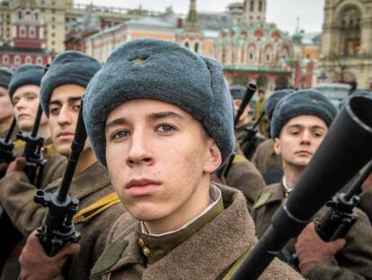 Soldados rusos ensayan para el desfile en la plaza Roja de Moscú del 7 de noviembre. En vídeo, espectáculo de proyecciones en el Palacio de Invierno de San Petersburgo con los eventos más importantes de la historia moderna y contemporánea de Rusia.