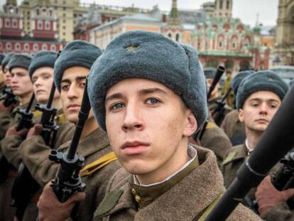 Soldados rusos ensayan para el desfile en la plaza Roja de Moscú del 7 de noviembre. En vídeo, espectáculo de proyecciones en el Palacio de Invierno de San Petersburgo con los eventos más importantes de la historia moderna y contemporánea de Rusia.