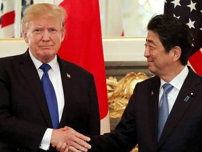 El presidente de EE UU, Donald Trump, saluda a su homólogo japonés, el primer ministro Shinzo Abe. JONATHAN ERNST REUTERS