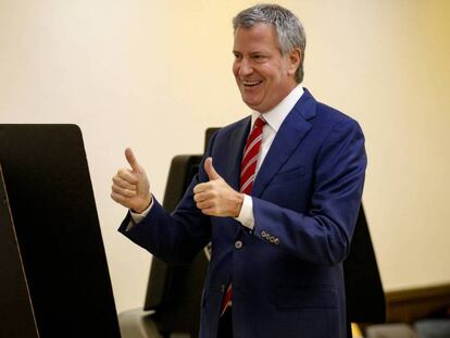 Bill de Blasio al depositar su voto en las elecciones locales de Nueva York.