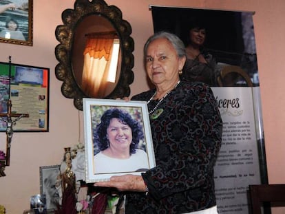 La madre de Berta Cáceres, junto a un retrato de su hija.