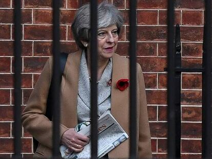 Theresa May este jueves en la sede del Gobierno en Londres. En vídeo, Lord John Kerr afirma que el Brexit es reversible.