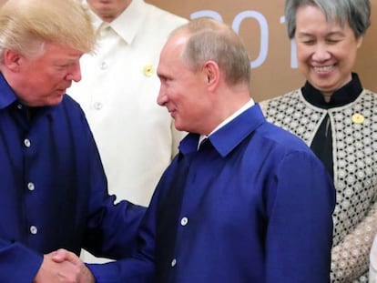 Donald Trump y Vladímir Putin, este viernes en Danang (Vietnam). Mikhail Klimentyev (AFP).