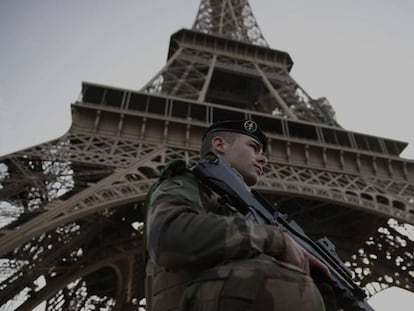 Un soldado francés patrulla en los alrededores de la Torre Eiffel, a principios de noviembre, en París.