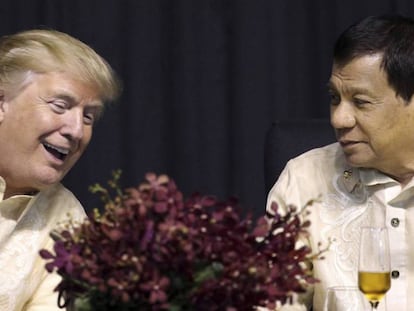 Donald Trump y Rodrigo Duterte, este domingo en Manila (Filipinas). Vídeo: visita de Trump a Vietnam.