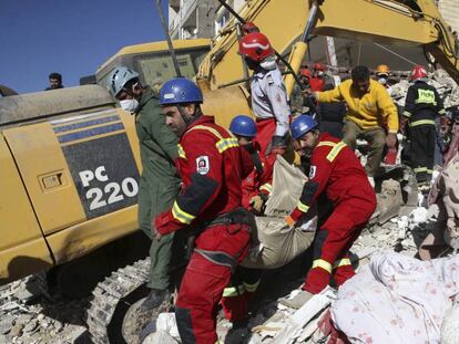 Miembros de los equipos de rescate recuperan cadáveres en un edificio derrumbado en Sarpol-e-Zahab. Vahid Salemi AP