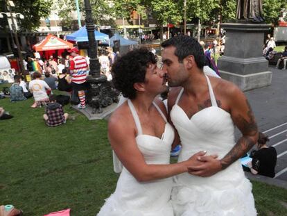 Dos hombres vestidos con traje de novia se besan en Melbourne, Australia. EFE