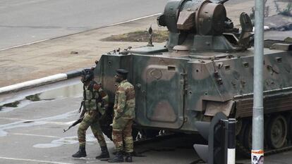 Una tanqueta, esta mañana en la calle de la oficina de Robert Mugabe en Harare.
