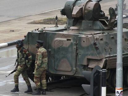 Una tanqueta, esta mañana en la calle de la oficina de Robert Mugabe en Harare.