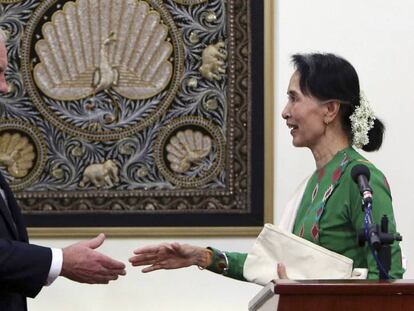 El secretario de Estado de EE.UU., Rex Tilleron, con la líder birmana Aung San Suu Kyi.