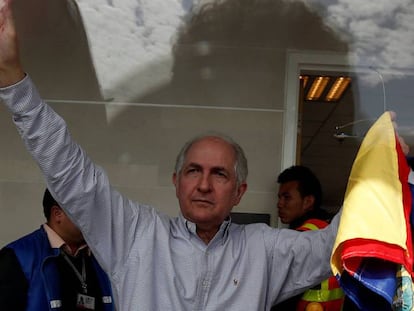 El exalcalde de Caracas, Antonio Ledezma, sujeta en bandera de Venezuela a su llegada a Bogotá (Colombia), este viernes.