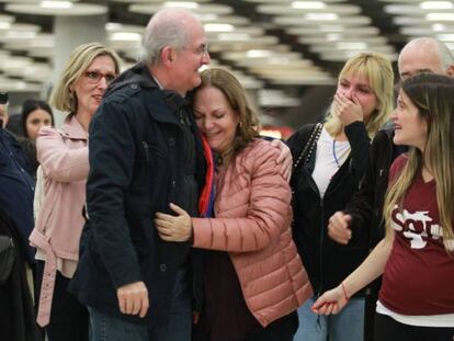 Antonio Ledezma, abrazado por su esposa a su llegada a Madrid, en el aeropuerto de Barajas, este sábado