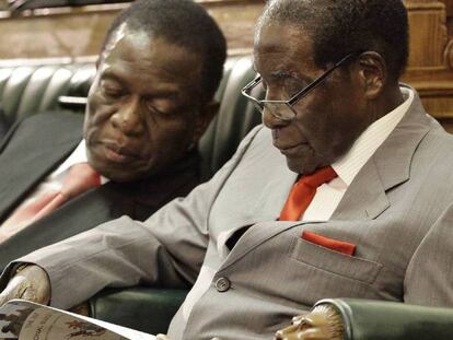 Robert Mugabe, a la derecha, y Emmerson Mnangagwa en una sesión del Parlamento en Harare el pasado año.