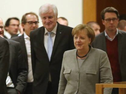 Merkel, durante la reunión con liberales y verdes.