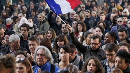 FOTO: Minuto de silencio en Lyon, el 16 de noviembre de 2015, por las víctimas de los atentados de París, cometidos tres días antes. VÍDEO: Un futuro para Molenbeek.