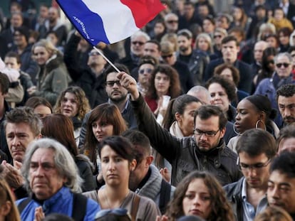 FOTO: Minuto de silencio en Lyon, el 16 de noviembre de 2015, por las víctimas de los atentados de París, cometidos tres días antes. VÍDEO: Un futuro para Molenbeek.