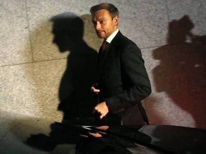 Christian Lindner, líder del partido liberal, FDP, abandona en plena noche el edificio donde se negociaba la coalición de Gobierno en Berlín. En vídeo, declaraciones del presidente de Alemania, Frank-Walter Steinmeier.