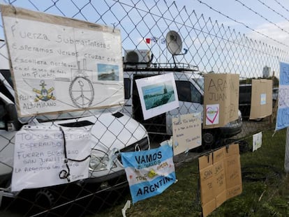 Pancartas de apoyo a los 44 marinos del submarino perdido, en el perímetro de la base naval de Mar del Plata.