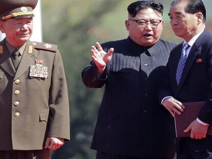 El líder norcoreano Kim Jong Un, segundo por la derecha, en una imagen del pasado abril.