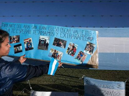 Malvina Vallejos cuelga un cartel para recordar a su hermano, tripulante del ARA San Juan, frente a la base naval de Mar del Plata.