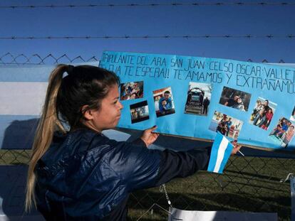 Malvina Vallejos cuelga un cartel para recordar a su hermano, tripulante del ARA San Juan, frente a la base naval de Mar del Plata.