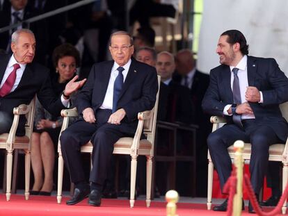 Desde la izquierda, el portavoz del Parlamento libanés, Nabih Berry, el presidente Michel Aoun y el primer ministro, Saad Hariri durante la ceremonia del día de la independencia este miércoles.