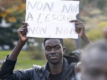 Manifestación en París en contra de la esclavitud en Libia.