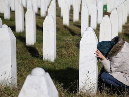 Una mujer en un memorial a las víctimas de Srebrenica, en Potocari, tras conocer la sentencia.