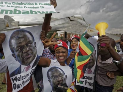 Partidarios de Emmerson Mnangagwa celebran este miércoles en Harare su retorno a Zimbabue.