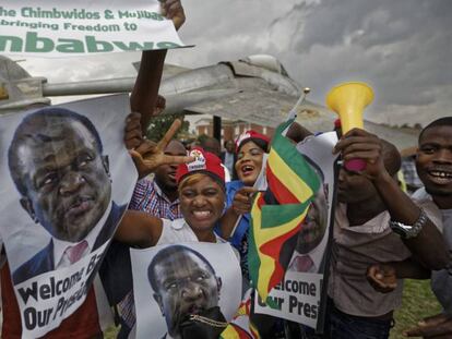 Partidarios de Emmerson Mnangagwa celebran este miércoles en Harare su retorno a Zimbabue.