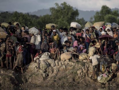 Refugiados rohingya esperan para cruzar el río Naf, que hace frontera entre Myanmar y Bangladés, el pasado 9 de octubre. En vídeo, varios refugiados se muestran escépticos ante el acuerdo.