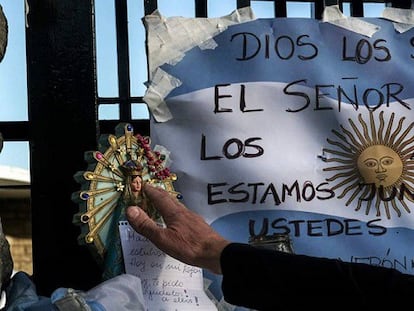 La imagen de una virgen y mensajes de apoyo en el puerto de Mar del Plata.