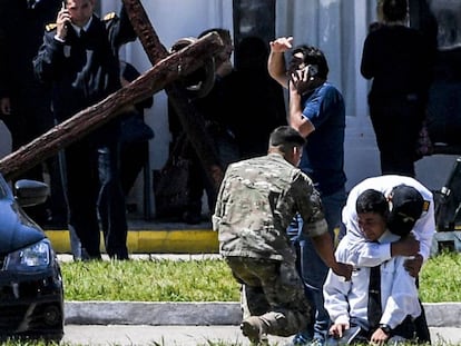 Miembros de la Armada y familiares de los tripulantes, este jueves.