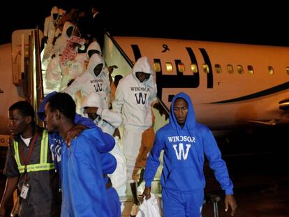 Un grupo de marfileños aterriza este miércoles en Abiyán, procedente de Libia.