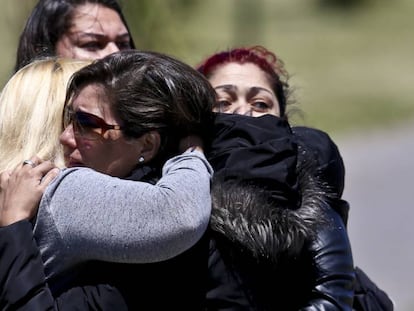 Familiares de tripulantes del ARA San Juan se abrazan en la base naval de Mar del Plata.