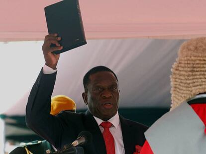 Emmerson Mnangagwa jura como presidente de Zimbabue en Harare, la capital del país, este viernes.