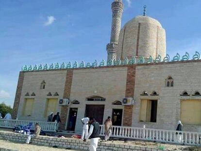 Mezquita de Rawda, en el norte del Sinai (Egipto), tras el atentado de este viernes.