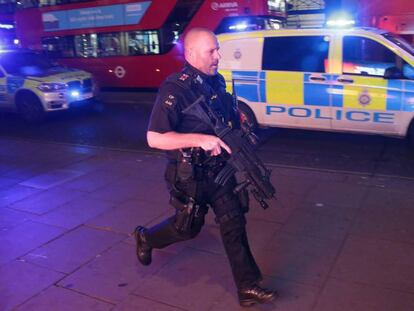 Un policía armado corre por Oxford Street (Londres) este viernes.