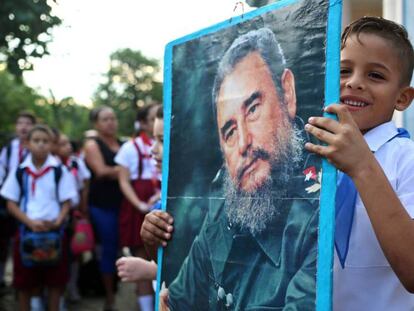 Un niño sostiene un retrato de Fidel Castro a un año de la muerte del Coronel. Vídeo: Raúl Castro jura defender la revolución tras la muerte de Fidel, en diciembre de 2016.