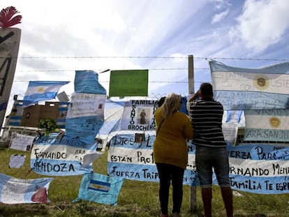 Familiares de los tripulantes del submarino argentino ARA San Juan depositan mensajes en memoria de las víctimas a causa de la explosión del aparato en noviembre de 2017.