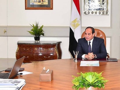 El presidente de Egipto, Abdelfatá al Sisi, y el primer ministro en funciones, Mustafá Madbuly, en El Cairo.