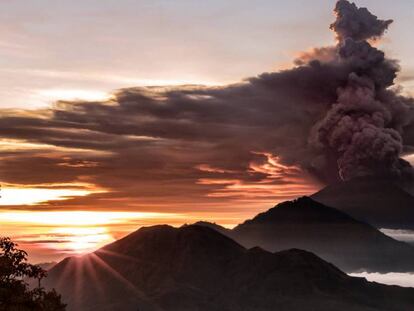 El volcán Agung se encuentra en el este de la isla, en el distrito Karangasem y lejos de la mayoría de las atracciones turísticas de Bali.